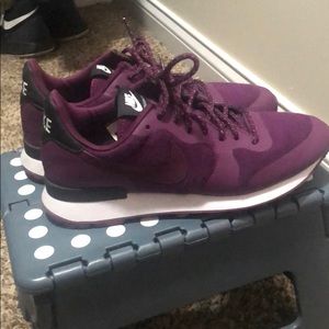 Maroon / purple Nike tennis shoes